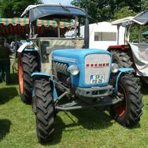 Eicher steht beim Sommerfest in Karlsdorf-Neuthart, Juni 2013
