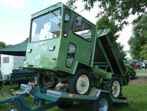 Platten-Kipper steht verlastet auf einem Transportanh�nger beim Sommerfest in Karlsdorf-Neuthart. Die Firma Ernst Platten und S�hne KG hatte ihren Sitz ab 1959 in Bad Peterstal. Es wurden Landwirtschafts- und Kommunalschlepper �hnlich des MULAGs gebaut. Motoren daf�r kamen von MWM. 