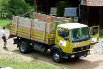 MB der Dachdeckerfirma  Diegelmann  bringt Dachziegelschrott zur Weiterverwendung, Petersberg-Marbach im Juli 2013