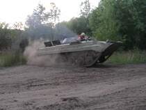 so kann man auch um die Kurve driften, ein tschechischer BMP,
7. Internatinalen Ostblock Fahrzeugtreffen in Ptnitz am 04.07.2008