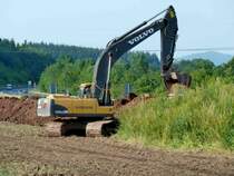 Volvo EC 290 arbeitet an der Trasse der MIDAL-Gasleitung in 36100 Petersberg-Marbach, Juli 2013