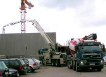 Volvo Betonmischwagen bergibt den angelieferten Baustoff auf den Pumpenwagen; RIED i.I. 080424 