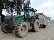 VALTRA mit  �berrollb�gel  und kleinem Einachsh�nger; 130715