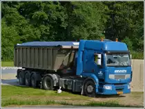 Renault Kippersattelzug liefert eine Ladung bei einer Baustelle an.  16.07.2013