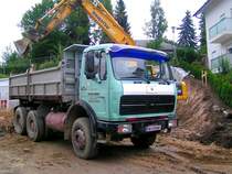 MB2632 (Baujahr 1976)mit 320PS, wird an einer Baustelle mit Erdaushub beladen; 080724
