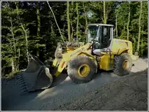 New Holland Radlader steht nach Feierabend auf einem Feldweg abgestellt.  15.07.2013