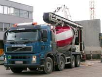 VOLVO Betonmischwagen whrend des Entladevorganges auf ein Pumpenfahrzeug bei der HTL-Grobaustelle in RIED i.I.; 080724