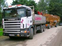 SCANIA 124c 400 bringt einen Turmdrehkran zu einer Baustelle in RIED i.I.; 080724