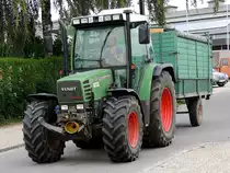 FENDT 309C-Turbomatik ist mit einem Einachsh�nger unterwegs; 130715
