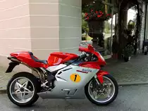 MV-Agusta F4-1000; parkt vor einem Blumengesch�ft; 130719
