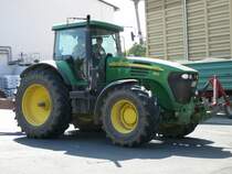 John Deere 7720 steht auf dem Betriebshof der Raiffeisen Warenzentrale 36088 Hnfeld zur Getreideablieferung am 24.07.08