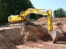 Komatsu PC 210 LC beim Baugrubenaushub fr ein neues Wohnhaus in 36100 Petersberg-Marbach am 24.07.08