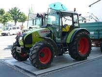 Claas Celtis 446 steht mit Anhnger auf der Waage der Raiffeisenwarenzentrale in 36088 Hnfeld nach der Getreideablieferung zum wiegen. 24.07.08