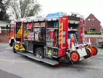 Hilfeleistungsl�schfahrzeug (HLF 20/16) der Freiwilligen Feuerwehr Br�ggen, L�schzug Bracht.

Technische Daten:

Fahrgestell: Mercedes-Benz Atego 1529 AF
Motorleistung: 210 kW / bei 2.200 1/min (6-Zylinder Diesel)
Hubraum: 6.374 cm�
H�chstgeschwindigkeit: 100 km/h
Zul�ssiges Gesamtgewicht: 15.000 kg
L�nge ohne Haspel: 7.400 / 8.800 mm
Breite: 2.500 mm
H�he: 3.300 mm
Radstand: 3.860 mm
Aufbau: Rosenbauer  Der neue AT 

Ausstattung u.a.:

Feuerl�schpumpe N35 (3.500 l/min bei 10 bar)
Schnellangriffshaspel mit 50 m ND-Schlauch
L�schwassertank 1.600 l
Schaummitteltank 200 l
Stromerzeuger
hydraulischer Rettungssatz
Druckbel�fter

Das HLF 20/16 ist am 04.07.2013 in Bracht der Gemeinde Br�ggen zwecks Foto Termin von mir Fotografiert worden