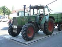 Fendt Favorit 611 LS mit Anhnger zur Getreidewiegung bei der Raiffeisen-Warenzentrale in 36088 Hnfeld am 24.07.08