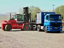 Kalmar DCD240 beim verladen eines 8to schweren Kupferbarren auf den Auflieger des Axor 1843 von Opa Hans. Gesehen am 11.04.2011 in Stolberg.