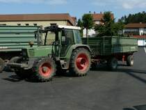Fendt Farmer 308 steht am 24.07.08 mit Getreideanhnger zur Abfertigung bei der Raiffeisen-Warenzentrale in 36088 Hnfeld

