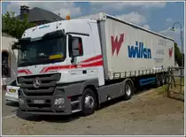 Mercedes Benz Actros steht auf dem Seitenstreifen und wartet darauf seine Ladung an .einer Baustelle anliefern zu k�nnen. 22.07.2013
