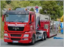 MAN Absetzkipper setzt seine Ladung zum Ger�stbau an einer Baustelle ab.  22.07.2013