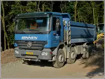 Mercedes Benz Actros 3241, abgestellt nach Feierabend an der Einm�ndung eines Waldweges an dem er Material zum Auff�llen abgeliefert hat.  15.07.2013