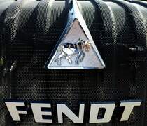Fendt, K�hleremblem und Schriftzug an einem neuen Schlepper der bayrischen Firma, Juli 2013