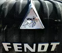 Fendt, K�hleremblem und Schriftzug an einem neuen Schlepper der bayrischen Firma, Juli 2013