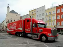 FREIGHTLINER-Coronado, ist als COCA-COLA-Truck unterwegs und hat eine Lieferung erfrischender Getr�nke an Board; 130724