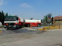 ACTROS-Tankwagenh�ngerzug hat aufgrund von Stra�enbaustellen etwas erschwerte Zustellbedingungen; 130724