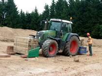 Fendt 820 Vario bei Vorbereitungsarbeiten f�r die MIDAL-Gasleitung in der Gemarkung von 36100 Petersberg-Marbach, Juli 2013