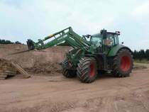 Fendt Vario bei Vorbereitungsarbeiten f�r die MIDAL-Gasleitung in der Gemarkung von 36100 Petersberg-Marbach, Juli 2013