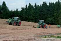 2 Fendt Vario bei Vorbereitungsarbeiten f�r die MIDAL-Gasleitung in der Gemarkung von 36100 Petersberg-Marbach, Juli 2013