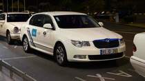Skoda-Taxi steht am Flughafen von Sao Miguel/Azoren im Juli 2013