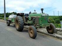 John Deere 2040 mit Wasserfasswagen, gesehen auf Sao Miguel/Azoren im Juli 2013