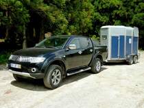 Mitsubishi L 200 mit Pferdeanh�nger, gesehen auf Sao Miguel/Azoren im Juli 2013