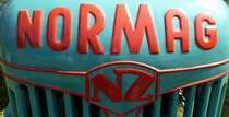 Normag-Zorge, Schriftzug auf der K�hlerhaube eines Oldtimer-Traktors, Juli 2013