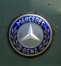 Mercedes-Benz-Emblem auf dem K�hler eines Rundhauber-LKW's, Juli 2013