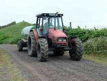 MF 4235 mit Wasserfass unterwegs auf einem Feldweg auf Sao Miguel/Azoren im Juli 2013