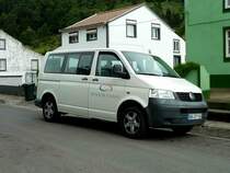 VW T5 von  BENSAUDE TURISMO , gesehen in Sete Cidades/Azoren im Juli 2013
