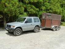 Mitsubishi Pajero mit Pferdeanh�nger, gesehen auf Sao Miguel/Azoren im Juli 2013