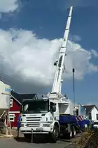 Scania P340 als Kranfahrzeug bei der Aufstellung eines neuen Hauses in 36100 Petersberg-Marbach, August 2013