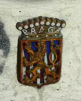 Praga, Firmenwappen an einem Oldtimer-PKW, die 1907 in Prag gegrndete Firma baute u.a. PKW's, LKW's und Motorrder, Aug.2013