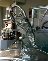 Praga, Khlerfigur an einem Oldtimer-PKW der tschechischen Firma, Aug.2013