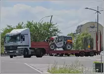 M-B Actros Sattelzug mit einem Manitou auf der Ladeflche, gesehen am 21.08.2013.