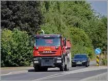 Iveco Trakker Kipper LKW zur nchsten Baustelle unterwegs am 21.08.2013.
