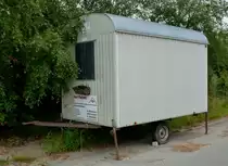Bauwagen Frontansicht mit Blumenkasten unter dem Fenster abgestellt Hattenstedt 27072013

