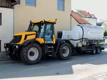 JCB-3200 Fasttrac, liefert mit dem Tankwagenhnger Mehl zu einer Bckerei; 120711