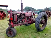 Ein Farmall F12 Traktor, gebaut 1935 in Chicago, mit 4 Zylinder-Benzinmotor, 1900 ccm. Gesehen bei den  Historischen Feldtagen in Nordhorn 2013.