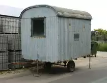 Bauwagen rostiges Blech Frontansicht abgestellt in WYK 12,07,2013