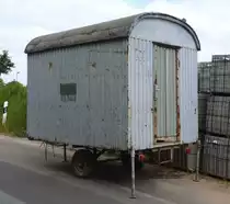 Bauwagen rostiges Blech Heckansicht abgestellt in WYK 12,07,2013