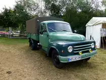 Ein Hanomag LKW Typ L28, 1,75t Nutzlast, Baujahr 1958, mit Pritsche und Planenaufbau. Motor 50 PS bei 2800 cm Hubraum. Ein typischen Transportfahrzeug der fnfziger-sechziger Jahre.
Gesehen bei den Historischen Feldtagen in Nordhorn 2013.